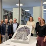 Die Familie Schroeder bei der Kleidungsübergabe, 03.05.2025. Links der Kleidung: Marc und Luc Schroeder (Enkel von Georges Schroeder); rechts der Kleidung: Denis Pfeiffer (Vertreter der Gemeinde Sarreguemines); mittig: Dr. Gabriele Hammermann und Anja Henschel (KZ-Gedenkstätte Dachau).