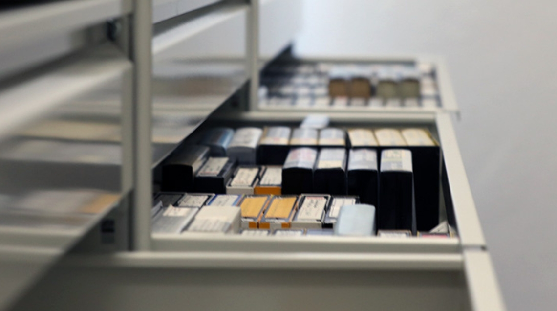 Videokasetten in Archivschränken