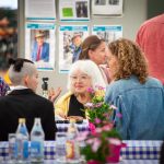 Zeitzeugin Lynn Farbmann, im KZ-Außenlager Mühldorf geboren, im Gespräch mit Besuchenden