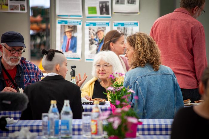 Zeitzeugin Lynn Farbmann, im KZ-Außenlager Mühldorf geboren, im Gespräch mit Besuchenden