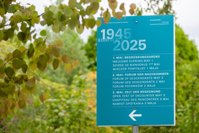 Hinweisschild mit dem Programm im Großen Zelt während der Befreiungsfeierlichkeiten