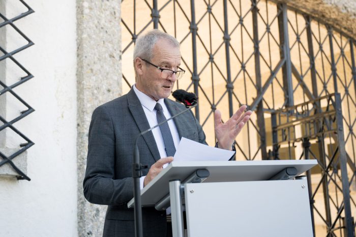 Dominique Boueilh, Präsident des Comité International de Dachau, bei seiner Begrüßung