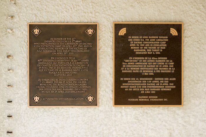 Blick auf die neue brenzefarbene Gedenktafel, daneben eine Tafel für die 42. Division.