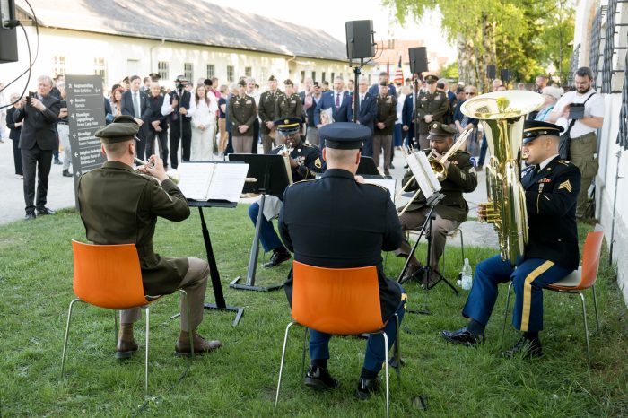 Einige Musiker des U.S. Army Europe and Africa Band & Chorus spielen ihre Instrumente