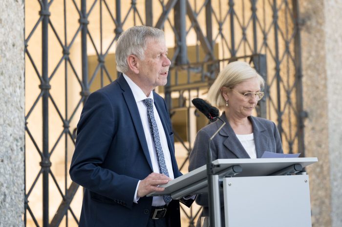 Karl Freller, Direktor der Stiftung Bayerische Gedenkstätten, bei der Begrüßung