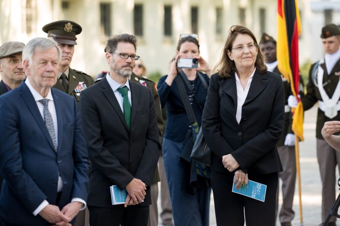 Karl Freller, Direktor der Stiftung Bayerische Gedenkstätten, Dr. Dirk Riedel, Wissenschaftlicher Referent der KZ-Gedenkstätte Dachau (links) und Gedenkstättenleiterin Dr. Gabriele Hammermann (rechts)