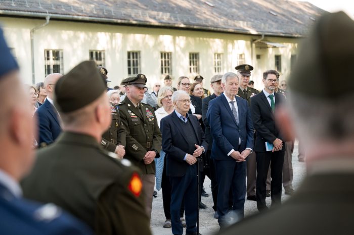Abba Naor, Holocaust-Überlebender, Karl Freller, MdL, Direktor der Stiftung Bayerische Gedenkstätten und Dr. Dirk Riedel, Wissenschaftlicher Referent der KZ-Gedenkstätte Dachau