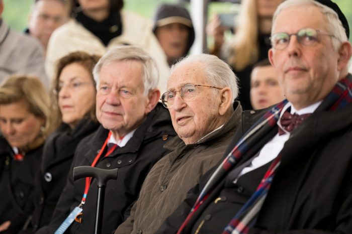 Der litauische Überlebende Abba Naor (m.) bei der Gedenkfeier, links neben ihm Karl Freller, Direktor der Stiftung Bayerische Gedenkstätten und Gedenkstättenleiterin Dr. Gabriele Hammermann