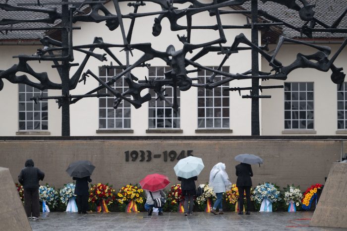 Blick auf die zahlreichen am Internationalen Mahnmal niedergelegten Kränze
