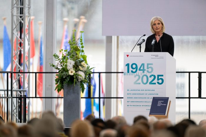 Ulrike Scharf, Bayerische Staatsministerin für Familie, Arbeit und Soziales, weitere stellvertretende Ministerpräsidentin, hält ihr Grußwort