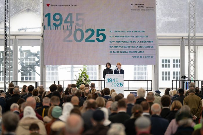 Josephine Hildinger, FSJ Kultur und Bildung in der KZ-Gedenkstätte Dachau & Clea Schendel, ehem. FSJ Kultur und Bildung in der KZ-Gedenkstätte Dachau, lesen die Namen der Verstorbenen vor