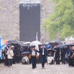 Frontaler Blick auf den Zug über die ehemalige Lagerstraße