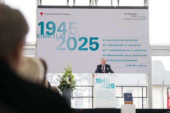Karl Freller, Direktor der Stitung Bayerische Gedenkstätten, bei seiner Begrüßung
