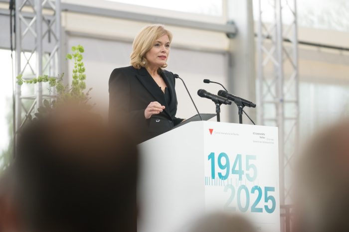 Bundestagspräsidentin Julia Klöckner hält ein Grußwort