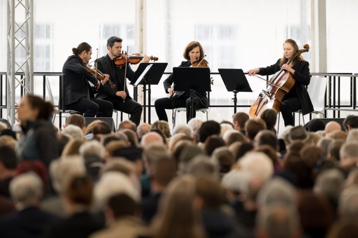 Vier Musiker des Jewish Chamber Orchestra Munich spielen Instrumente