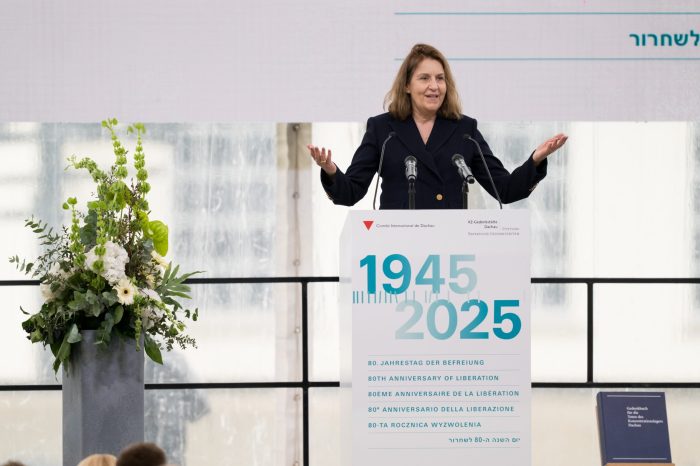 Gedenkstättenleiterin Dr. Gabriele Hammermann begrüßt die Gäste bei der Zentralen Gedenkfeier