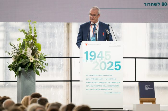 Dominique Boueilh, Präsident des Comité International de Dachau, begrüßt die Gäste