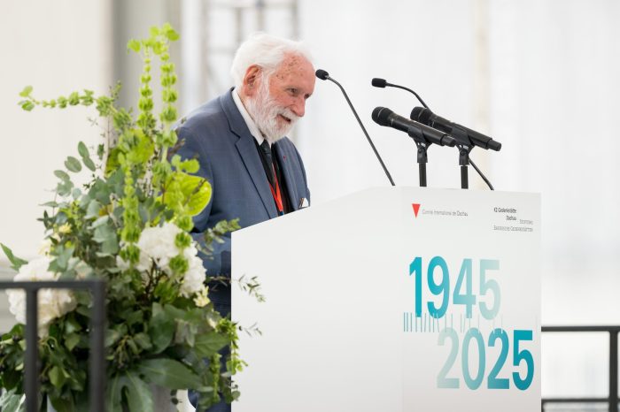 Der Überlebende Jean Lafaurie bei seiner Gedenkbotschaft