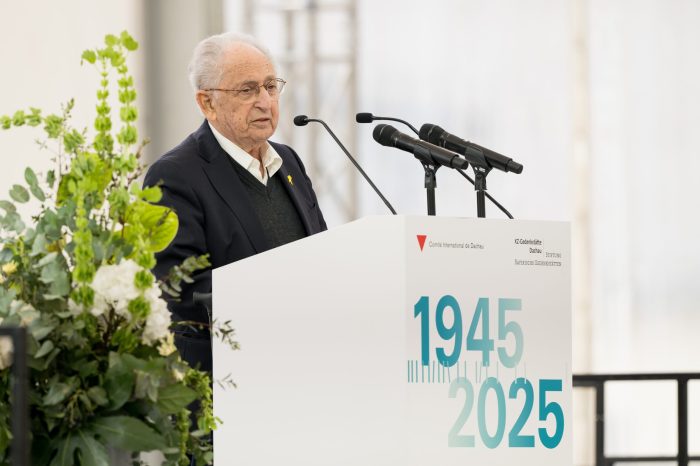 Abba Naor, litauischer Überlebender, während seiner Gedenkbotschaft