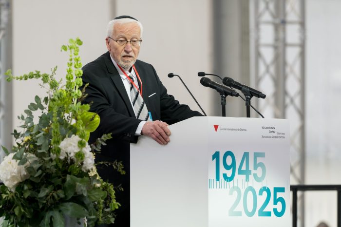 Leslie Rosenthal, geboren im KZ-Außenlager Mühldorf, spricht seine Gedenkbotschaft