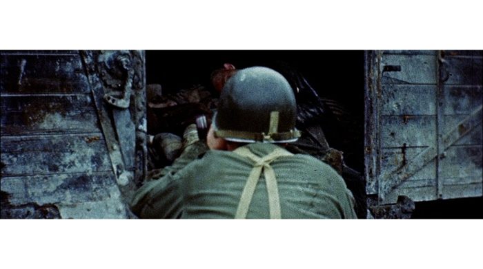 Ein Kameramann des U.S. Army Signal Corps in Dachau, Mai 1945. Aus: [World War II color footage], George Stevens, [Liberation at Dachau] (2. bis 7. Mai 1945). Library of Congress.