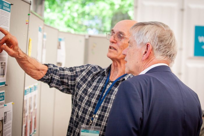 Karl Freller (r.), Direktor der Stiftung Bayerische Gedenkstätten, im Gespräch mit einem Teilnehmer