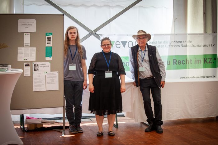 Teilnehmende des Verbands für das Erinnern an die verleugneten Opfer des Nationalsozialismus e.V. vor ihrem Stand beim Forum der Nachkommen