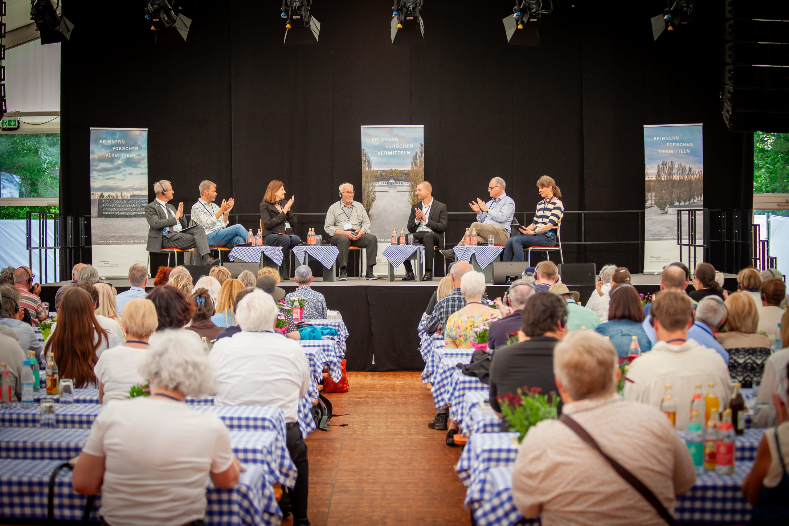 Die Teilnehmenden der Podiumsdiskussion beim Forum der Nachkommen