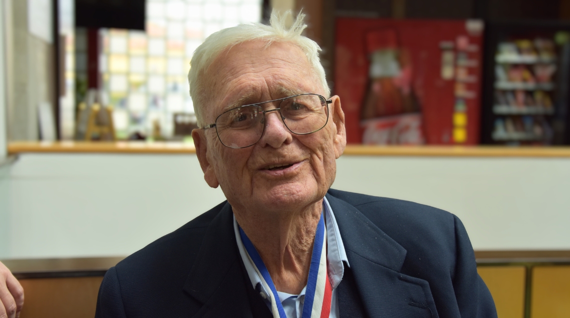 Portrait von Dan Dougherty, der in die Kamera lächelt
