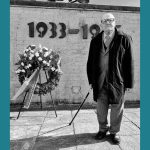 Emilijan Cavnik steht bei der Befreiungsfeier 2023 vor dem Internationalen Mahnmal © KZ-Gedenkstätte Dachau