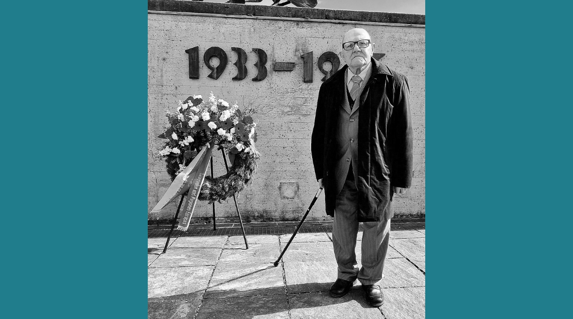Emilijan Cavnik steht bei der Befreiungsfeier 2023 vor dem Internationalen Mahnmal © KZ-Gedenkstätte Dachau
