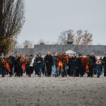 Teilnehmende des DGB-Gedenkens 2024 beim Gang durch die ehem. Lagerstraße