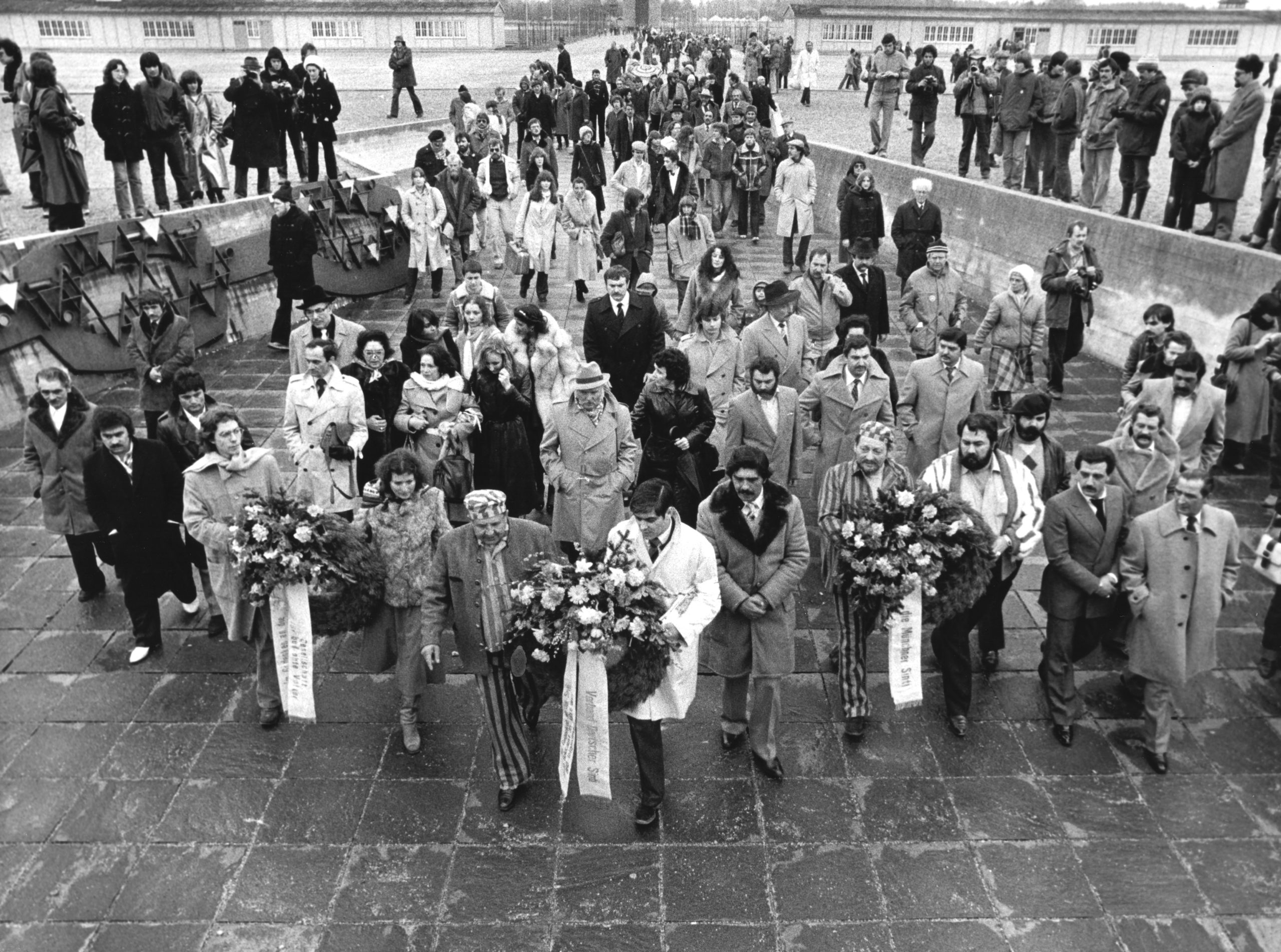 Kranzniederlegung am Internationalen Mahnmal vor Beginn des Hungerstreiks deutscher Sinti auf dem Gelände der KZ-Gedenkstätte Dachau (4. April 1980).