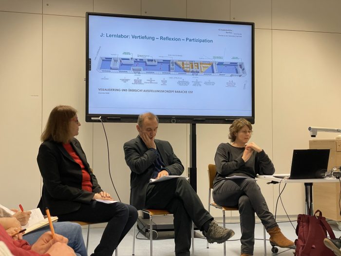 Die Leitungsrunde stellt die Neugestaltung der Baracke Ost vor (v.l. Dr. Gabriele Hammermann, Dr. Christoph Thonfeld und Dr. Kerstin Schwenke).