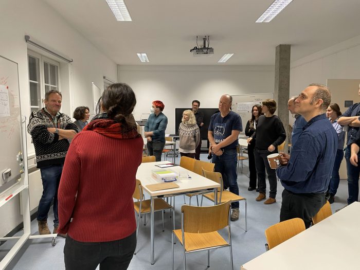 Die Leitungsrunde bespricht zusammen mit den Rundgangsleitungen die Neugestaltung der Baracke Ost.