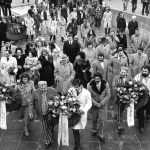 Kranzniederlegung am Internationalen Mahnmal vor Beginn des Hungerstreiks deutscher Sinti auf dem Gelände der KZ-Gedenkstätte Dachau (4. April 1980).