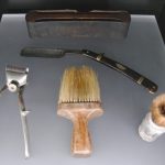 In der Ausstellung der KZ-Gedenkstätte präsentiertes historisches Rasierset.