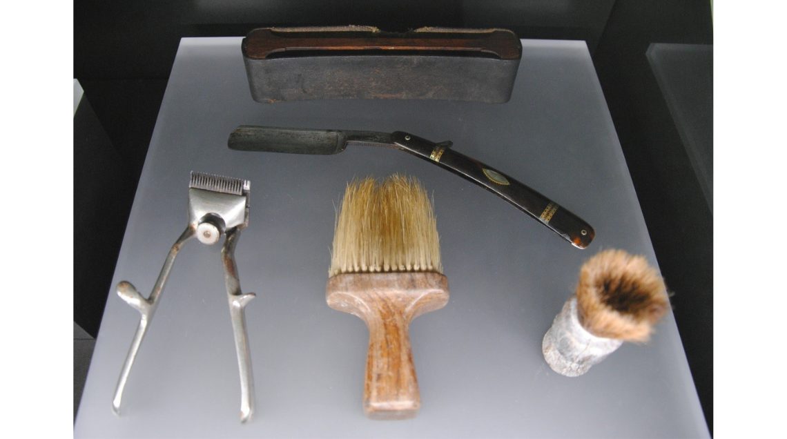 In der Ausstellung der KZ-Gedenkstätte präsentiertes historisches Rasierset.