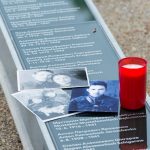 Fotos zur Erinnerung an sowjetische Kriegsgefangene, die auf dem SS-Schießplatz in Hebertshausen ermordet wurden, auf der Installation „Ort der Namen“.