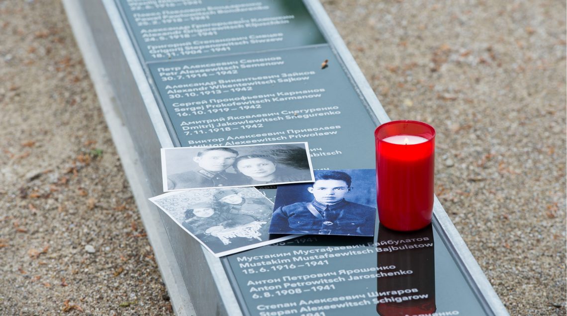 Fotos zur Erinnerung an sowjetische Kriegsgefangene, die auf dem SS-Schießplatz in Hebertshausen ermordet wurden, auf der Installation „Ort der Namen“.