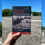 Die Abbildung zeigt eine Hand, die das Cover des Sammelbandes in die Luft hält.