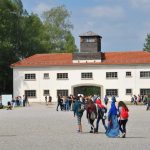 Blick auf das ehemalige Jourhaus in der KZ-Gedenkstaette Dachau