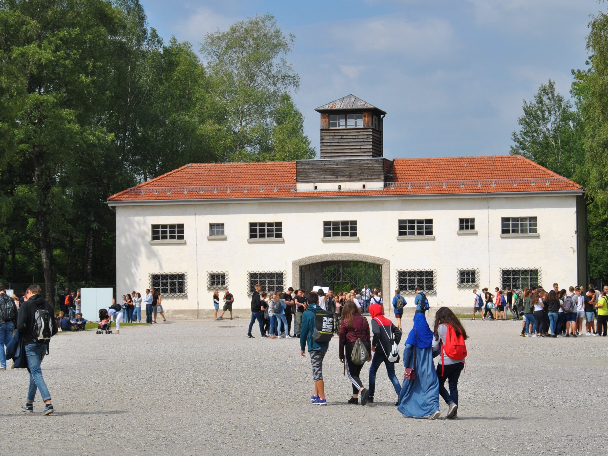 Blick auf das ehemalige Jourhaus in der KZ-Gedenkstaette Dachau