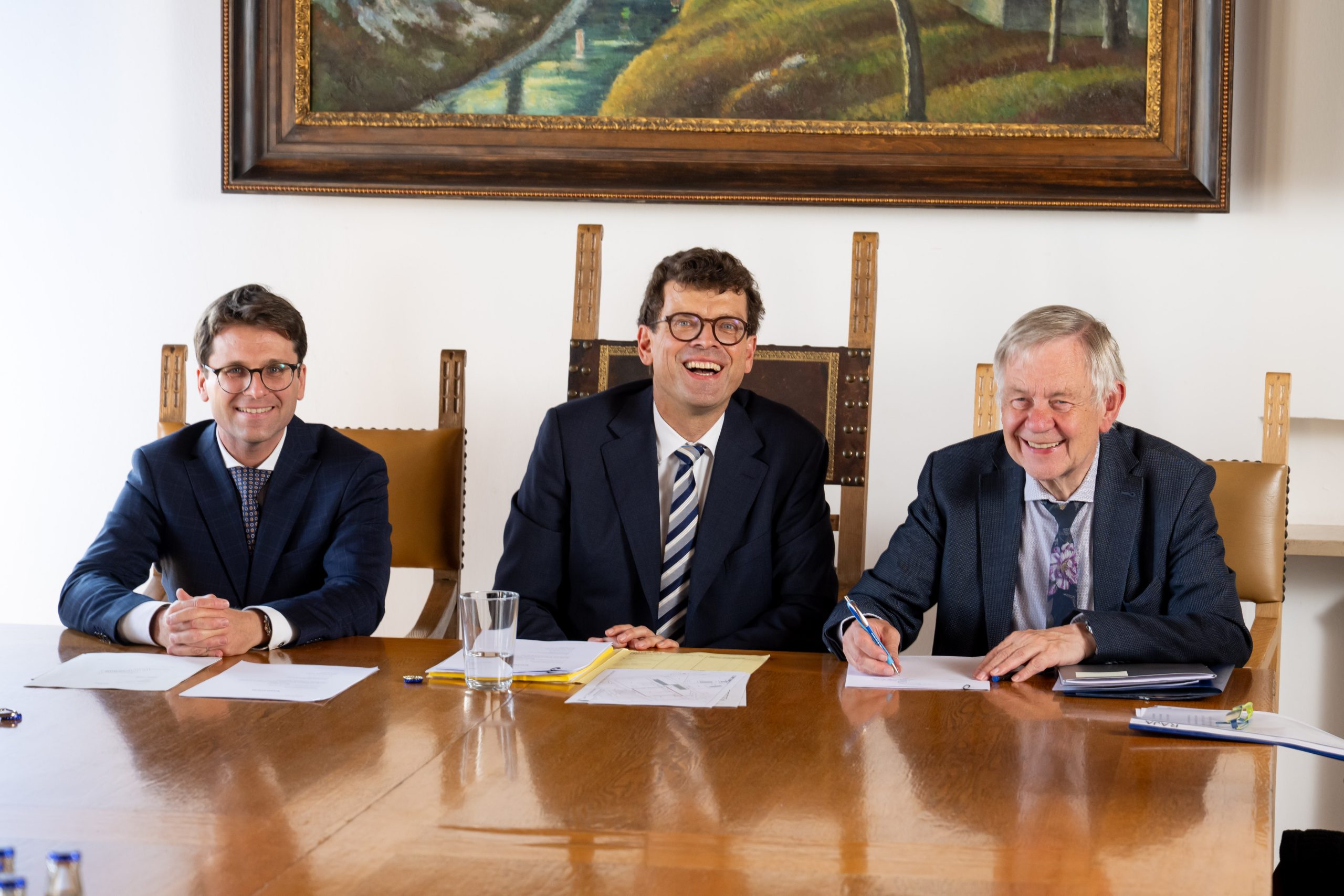 Oberbürgermeister der Stadt Dachau Florian Hartmann, Notar Dr. Felix Odersky und Stiftungsdirektor Karl Freller bei der Vertragsungterzeichnung